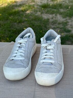 Dr. Scholl’s “Time-Off” Low-Top Sneakers in Light Gray